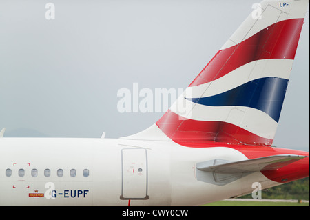 Un gros plan du logo British Airways sur la dérive d'un avion de passagers (usage éditorial uniquement) Banque D'Images