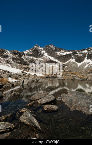 Cône simple et double cône dans les Remarkables, vu de près du lac Alta, Queenstown, île du Sud, Nouvelle-Zélande Banque D'Images