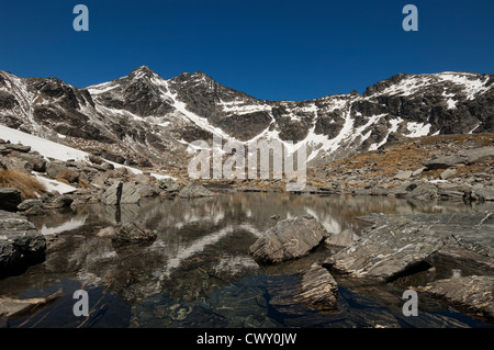 Cône simple et double cône dans les Remarkables, vu de près du lac Alta, Queenstown, île du Sud, Nouvelle-Zélande Banque D'Images