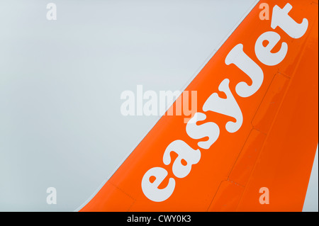 Un gros plan du logo d'EasyJet sur la queue d'un avion de passagers (usage éditorial uniquement) Banque D'Images