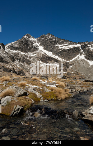 Cône simple et double cône dans les Remarkables, vu de près du lac Alta, Queenstown, île du Sud, Nouvelle-Zélande Banque D'Images