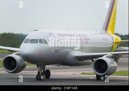 Un Airbus A319 Lufthansa Germanwings le roulage sur la piste de l'Aéroport International de Manchester (usage éditorial uniquement) Banque D'Images