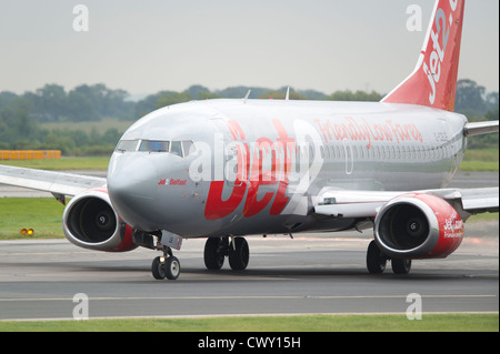 Un Boeing 737 Jet2 le roulage sur la piste de l'Aéroport International de Manchester (usage éditorial uniquement) Banque D'Images