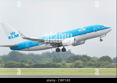 Un KLM Royal Dutch Airlines Boeing 737 qui a décollé de l'Aéroport International de Manchester (usage éditorial uniquement) Banque D'Images