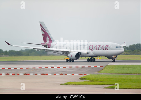 Un United Airways Airbus A330 sur le point de décoller de l'Aéroport International de Manchester (usage éditorial uniquement) Banque D'Images