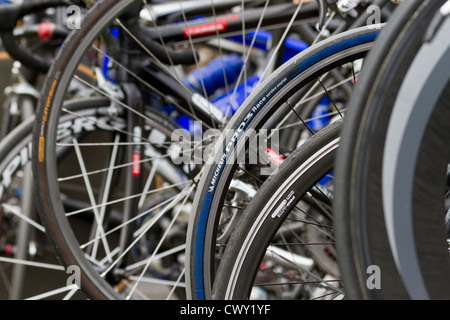 Les roues de course sur route Banque D'Images