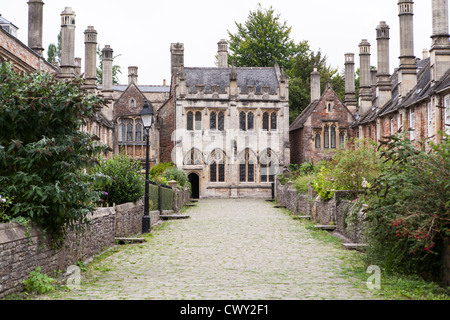 Dans les puits près de vicaires Somerset. Vue sur la chapelle sur ce que prétend être la plus ancienne rue résidentielle purement en Europe. Banque D'Images