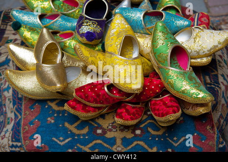 Turquie, Istanbul, Sultanahmet, l'Arasta Bazaar (TÜRK. Sipahi Carsisi), orientalische Schuhe Banque D'Images