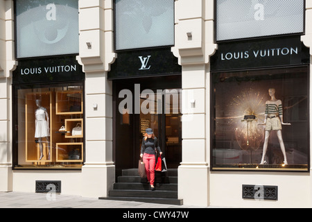 La Turquie, Istanbul, Abdi Ipekci Caddesi, Nisantasi, Einkaufsboulevard Luxusmarken mit. Louis Vuitton Geschäft. Banque D'Images