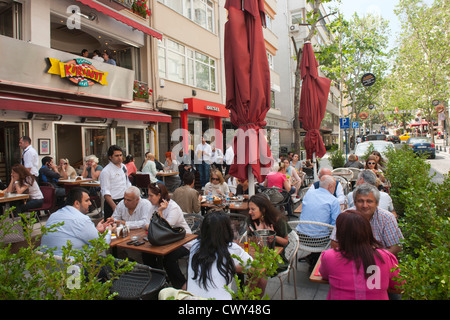 La Turquie, Istanbul, Abdi Ipekci Caddesi, Nisantasi, Szenegesellschaft angesagten im Lokal Kirinti. Restaurant de style américain à Istanbu Banque D'Images