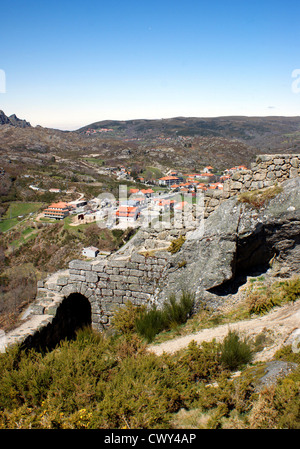 Ruines du château de Castro Laboreiro dans nord du Portugal Banque D'Images