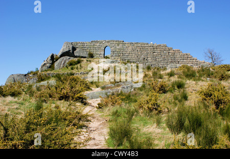 Ruines du château de Castro Laboreiro dans nord du Portugal Banque D'Images