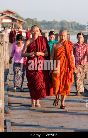 Le Myanmar, Birmanie, Mandalay. Les moines bouddhistes sur le pont U Bein, Amarapura. Banque D'Images