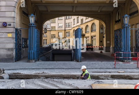 Travailleur de génie civil à la tranchée, Strasbourg, Alsace, France, Europe Banque D'Images