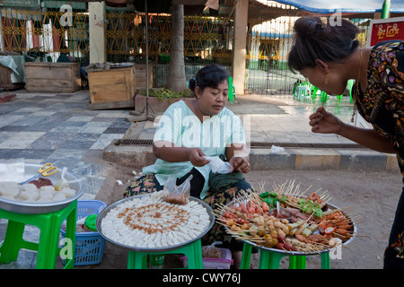 Le Myanmar, Birmanie. Des collations d'aliments à vendre à l'extérieur de Temple Mahamuni. Banque D'Images