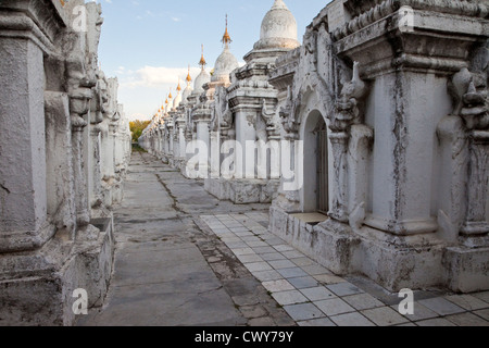 Le Myanmar, Birmanie, Mandalay. Temple Kuthodaw, autour de laquelle les plaques de marbre 729 Afficher les 15 livres de la Tripitaka. Banque D'Images