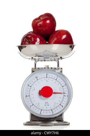 Pommes rouges sur une échelle avec un fond blanc et copy space Banque D'Images