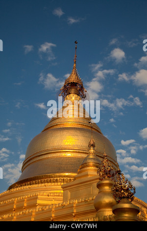 Le Myanmar, Birmanie, Mandalay. Temple Kuthodaw, autour de laquelle les plaques de marbre 729 Afficher les 15 livres de la Tripitaka. Banque D'Images