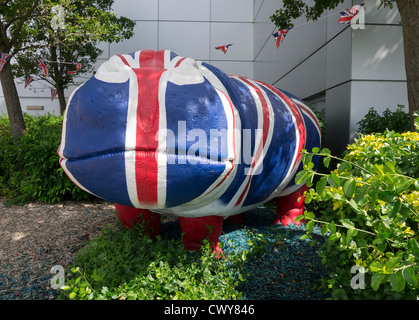 Hippopotame en plastique au centre commercial de Cribbs Causeway, peint par l'artiste Benjamin Jones pour célébrer le jubilé de la Reine Banque D'Images