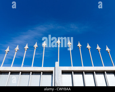 Détail de grilles avec une lance comme les bars contre un ciel bleu vif Banque D'Images