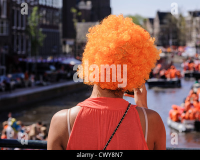 Jeune femme portant une perruque orange, Amsterdam, pays-Bas Banque D'Images