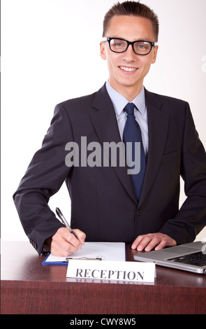 Portrait d'un jeune homme séduisant sourire réceptionniste. Banque D'Images