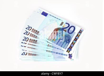 €20 notes sont dispersés et isolés sur un fond blanc. Banque D'Images