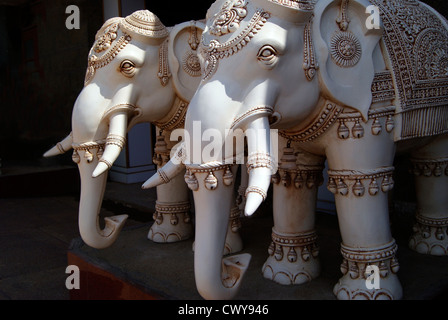 En éléphants sculptés en pierre sculptures sculpture à Kanyakumari Vivekananda Memorial Rock , Inde Banque D'Images