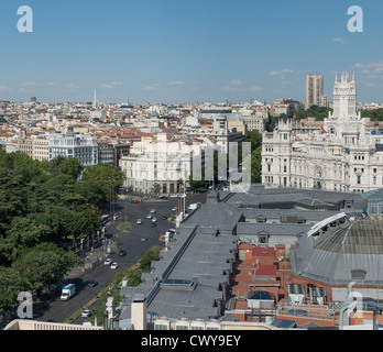 Vue aérienne de la Calle de Alcalá (Madrid, Espagne) avec la Plaza de Cibeles et l'Hôtel de Ville (anciennement le Bureau de poste central) Banque D'Images