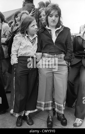 Fans de Bay City Roller pour adolescentes britanniques des années 1970. Boy band pop groupe arrive à un concert pop à Newcastle upon Tyne habillé dans le pantalon court et la mode Bay City Roller tartan à la mode à l'époque. 1970 HOMER SYKES Banque D'Images