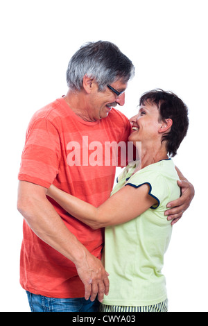 Portrait de l'heureux couple d'âge moyen de rire et de s'étreindre, isolé sur fond blanc. Banque D'Images
