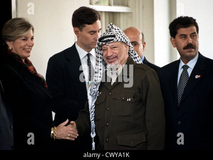 Le dirigeant palestinien Yasser Arafat salue comme il quitte la Maison Blanche à la suite d'une réunion conjointe avec le Président Clinton et le Premier ministre israélien Benjamin Netanyahu le 28 septembre 1998 à Washington, DC. Plus tôt, les diplomates israéliens, s'exprimant sous couvert de l'anonymat, a dit qu'il y avait accord qu'Israël se retirerait de 13 autres pour cent de la Cisjordanie -- L'ajout à la 27 pour cent déjà promis aux Palestiniens. Banque D'Images