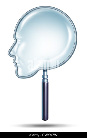 La recherche et l'exploration concept avec une loupe en forme de tête humaine ou d'affaires comme symbole de la santé pour l'examen des prévisions pour l'avenir en ce qui concerne sa carrière médicale ou cerveau questions. Banque D'Images