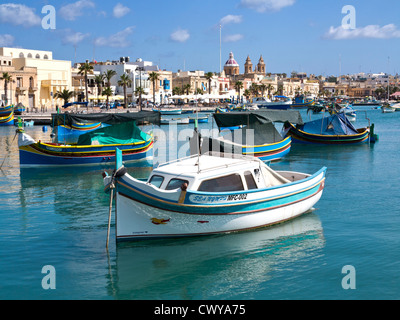 Bateaux dans le port le plus grand village de pêcheurs sur l'île de Malte, Marsaxlokk Bay, Mer Méditerranée. Banque D'Images