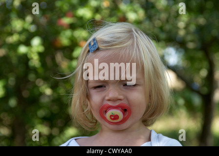 Portrait de jeune fille blonde enfant pleurer à l'extérieur de l'été Banque D'Images