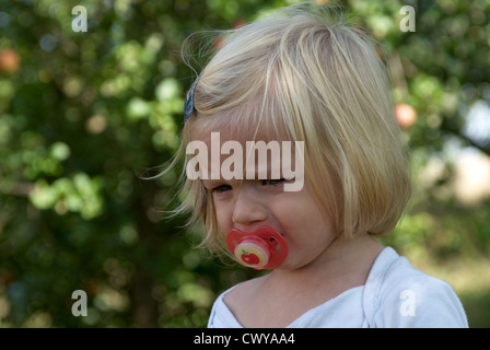 Portrait de jeune fille blonde enfant pleurer à l'extérieur de l'été Banque D'Images