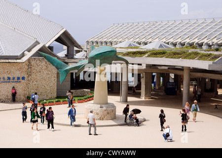 L'entrée principale de l'Aquarium Churaumi d'Okinawa, au Japon. Banque D'Images