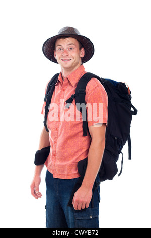 Portrait of young smiling man voyageant avec sac à dos, isolé sur fond blanc. Banque D'Images