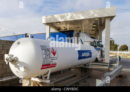 Réservoir de Gaz de pétrole liquide au centre de service de camion en NSW, Australie outback Banque D'Images