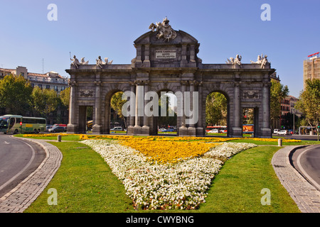 Puerta de Alcalá Alcalá (Gate) est un monument situé sur la Plaza de la Independencia (Place de l'indépendance) à Madrid, Espagne Banque D'Images