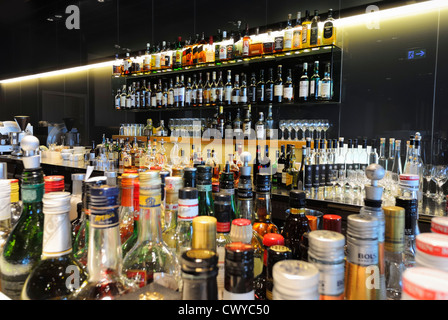 Un incroyable bar haut de gamme au Lufthansa First Class Lounge, Frankfurt (FRA) Germany DE Banque D'Images