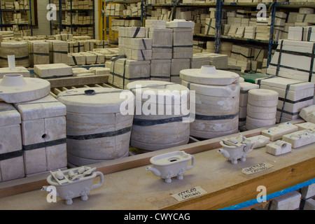 Centres de poterie à lastered et glissé, fabricant d'inspirations en céramique spécialisé dans les théières de fantaisie artisanales dans les Dales du Nord du Yorkshire, Royaume-Uni Banque D'Images