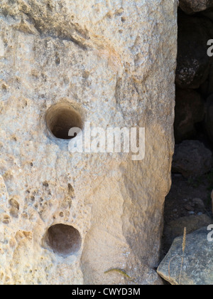 Les encoches des linteaux au montant pour les temples de Ggantija près de Xagha, île de Gozo, près de Malte, mer Méditerranée Banque D'Images