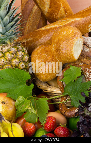 Boulangerie et fruits comme l'ananas, fraises, vigne, pains, petits pains et pain blanc disposés dans un groupe, studio shot Banque D'Images