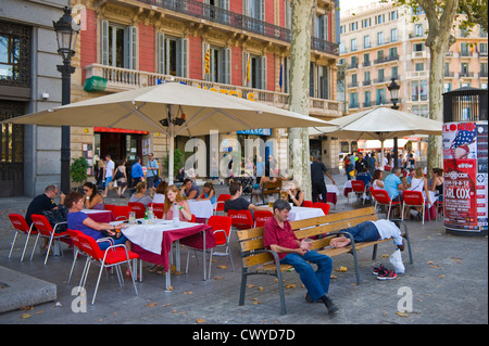 Dîner à l'extérieur sous les parasols restaurant à tapas à Barcelone, Catalogne, Espagne, ES Banque D'Images