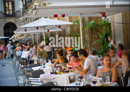 Dîner à l'extérieur sous les parasols restaurant à tapas à Barcelone, Catalogne, Espagne, ES Banque D'Images