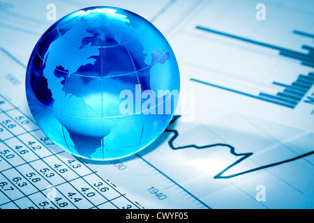 Globe montrant l'Amérique du Nord et reposant sur des documents financiers Banque D'Images