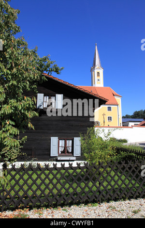 Eglise et vieille maison de ferme à Mosthann, Gemeinde Postau, Kreis Landshut, Bavière, Allemagne, Europe. Banque D'Images
