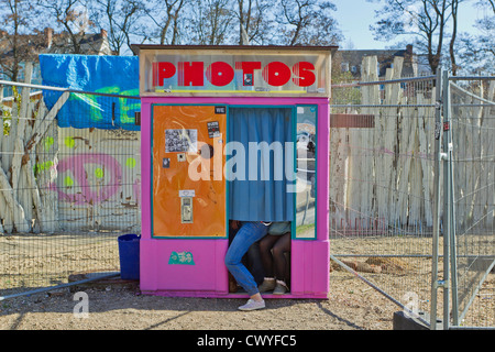 Trois jeunes adolescentes dans un photomaton, Hambourg, Allemagne, Europe Banque D'Images