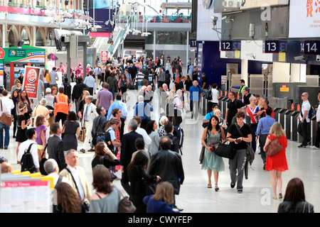 Les voyageurs à la gare de Waterloo à Londres Banque D'Images